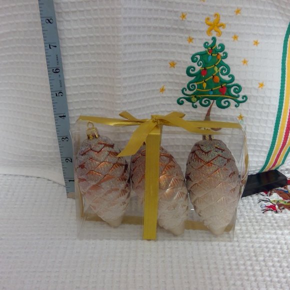 NWT set of three Pine Cones frosted - Picture 3 of 3
